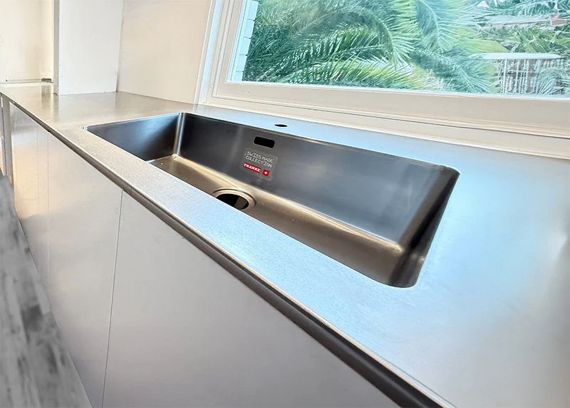 Metal benchtop installation detail