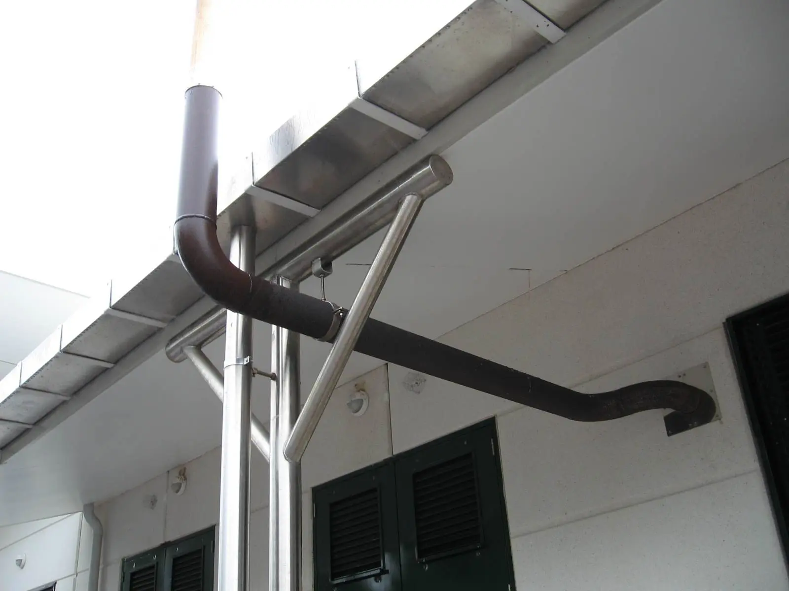 Dust extraction system with metal components