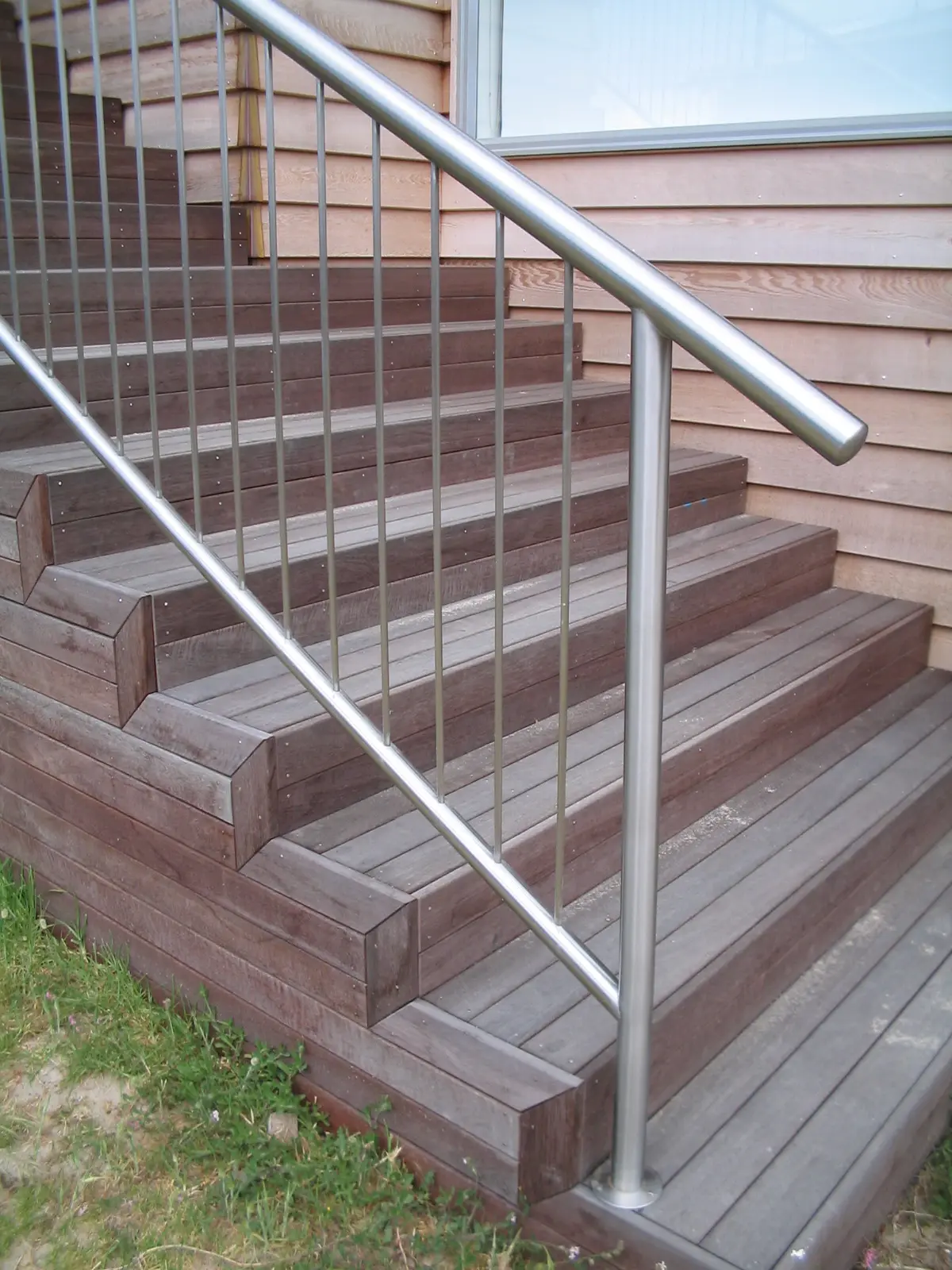 Staircase handrail top