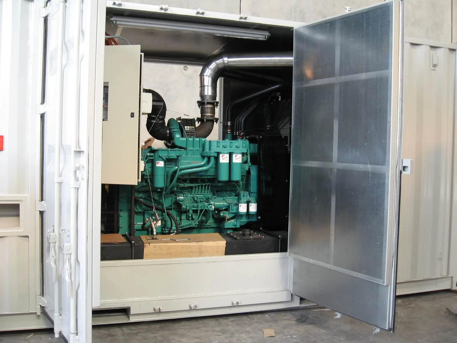 Metal machine container